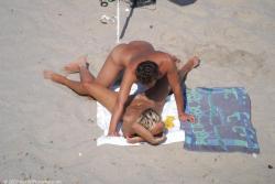 Spying a couple fucking on the beach 2/7