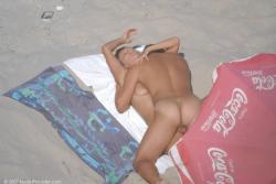 Spying a couple fucking on the beach 4/7
