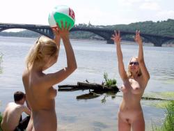 Nude girls by the river - 06 45/66