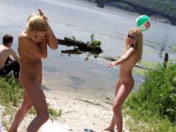 Nude girls by the river - 06 47/66