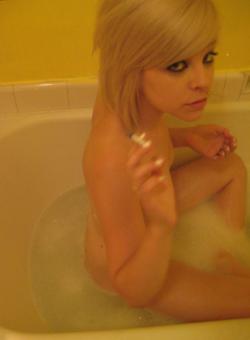 Naked young blodne smokign in bathtube 79/95
