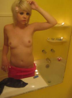 Naked young blodne smokign in bathtube 93/95