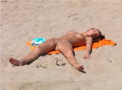 Exclusive cute girl beach candid 55/58