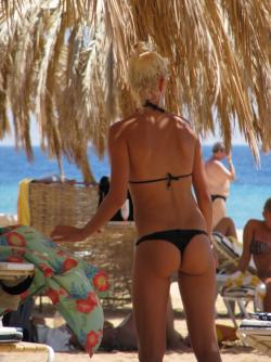 Blond beach girl problems with the bikini 22/47
