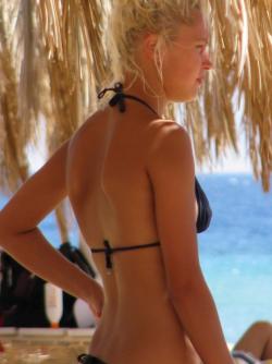 Blond beach girl problems with the bikini 24/47