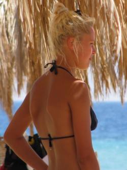 Blond beach girl problems with the bikini 25/47