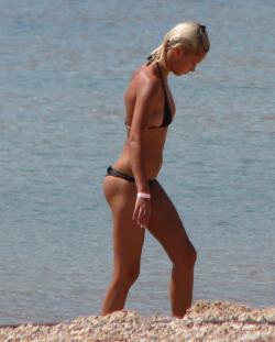 Blond beach girl problems with the bikini 31/47