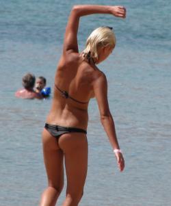 Blond beach girl problems with the bikini 32/47
