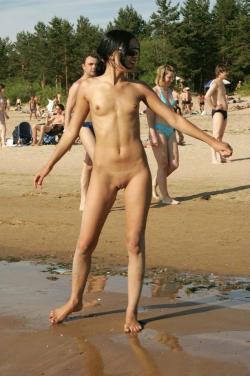 Pikotop - girl naked at beach 1/9