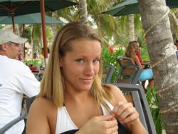 Young wife on honeymoon(13 pics)