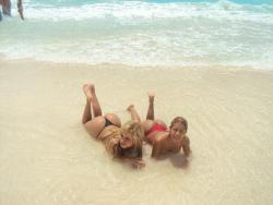 2 blonde latinas posing on the beach 32/67