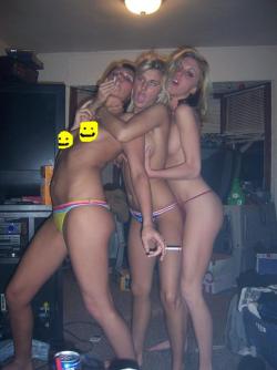 Three girls have a lesbian fun 36/72