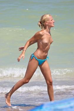 Beach topless 1 32/105