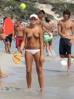 Beach topless 2 36/100