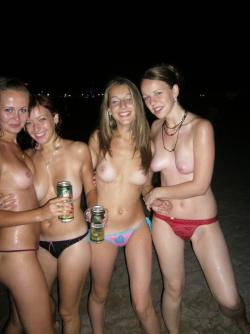 Beach topless 2 60/100