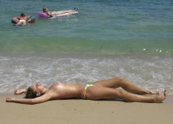 Girl naked at public beach 4/10