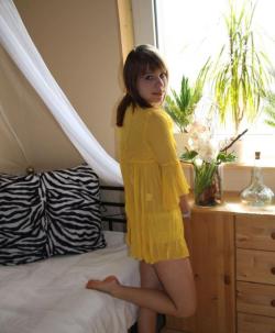 Cindy - amateur teen in yellow undies 8/102