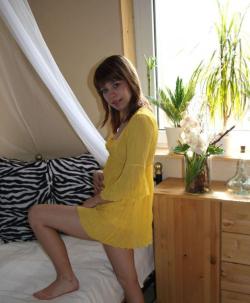 Cindy - amateur teen in yellow undies 16/102