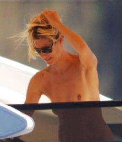 Heidi klum topless on yacht 2/8