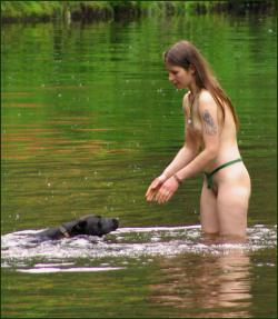 Young russians jump in for a swim naked 20/30