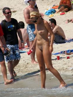 Beach flashing - nude in public beach - 13 11/59