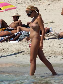 Beach flashing - nude in public beach - 13 16/59
