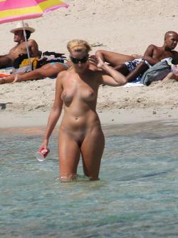 Beach flashing - nude in public beach - 13 18/59