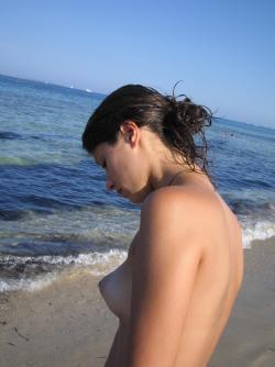 Julieta - amateur teen vacation beach pics 33/34