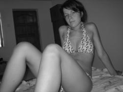 A good topless girl on the beach 1/8