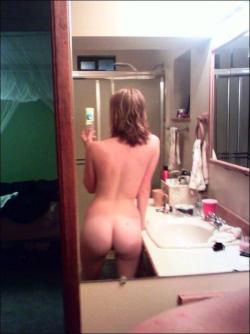 Selfshots - blonde girl in front of mirror 20/33
