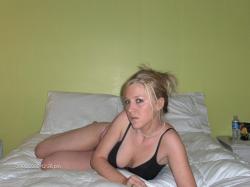 Shaved blonde girlfriend on the bed 9/35