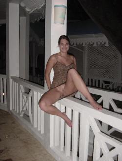 Beautiful girl loves sex on vacation(27 pics)