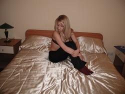Russian amateur girl pose in hotel room 2/39