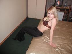 Russian amateur girl pose in hotel room 6/39