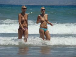 A bunch of girls topless on the beach(38 pics)