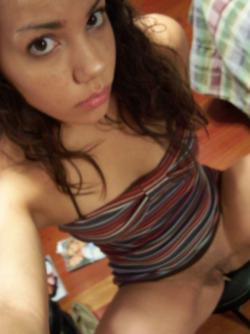 Selfshot brunette girl showing her tits and pussy 16/18