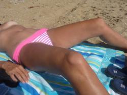 Horny wife at the beach(9 pics)