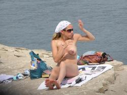 Candid nude beach - nice blond girl 5/12