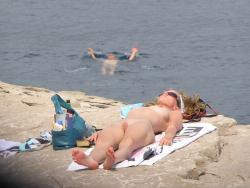 Candid nude beach - nice blond girl 9/12