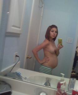 Amazing pregnant girl and her naked selfpics 6/10