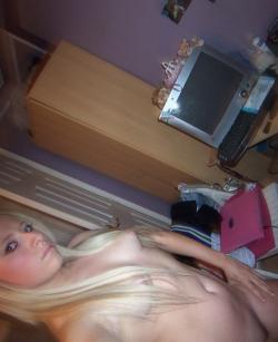 Selfshot blond in purple room 34/48