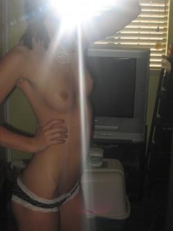 Selfshots - topless slut 29/95