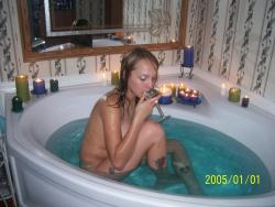 Young teen pose in bathtube and in bed 4/34
