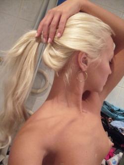 Amazing blond girlfriend â€“ selfshots 33/49