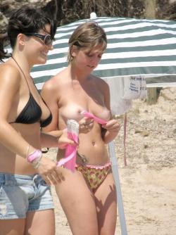 Nudist fkk summer time hotties on the beach 75/200