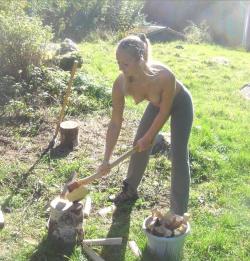 Nudist women do their work naked 31/34