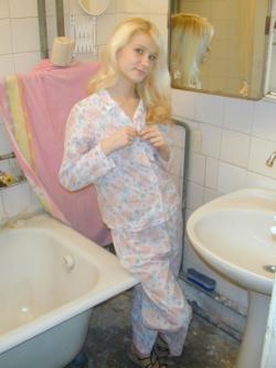 Blodne teen naked in bathroom 2/14