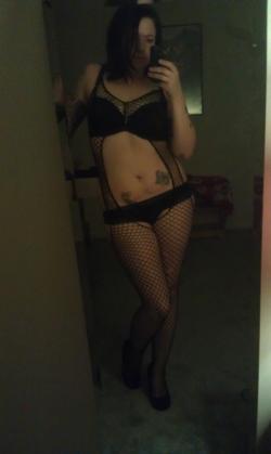 Tattooed gf posing 20/21