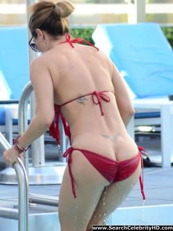 Jennifer nicole lee bikini bottom wardrobe malfunction poolside in miami 2/9