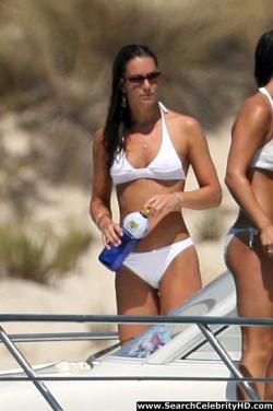 Kate middleton shows off her white hot bikini body 1/18